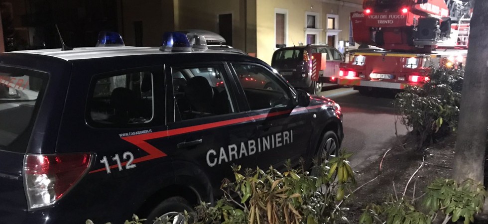 A fuoco una cucina in Lungadige a Trento e strada bloccata